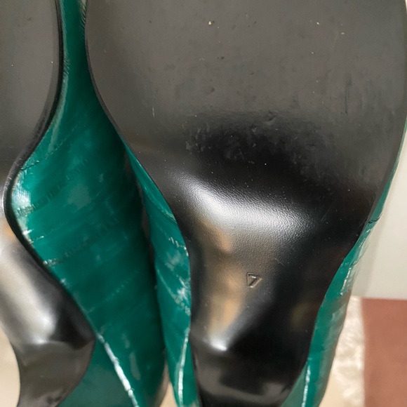 Elegant Emerald Green Women's Heels - Picture 10 of 11